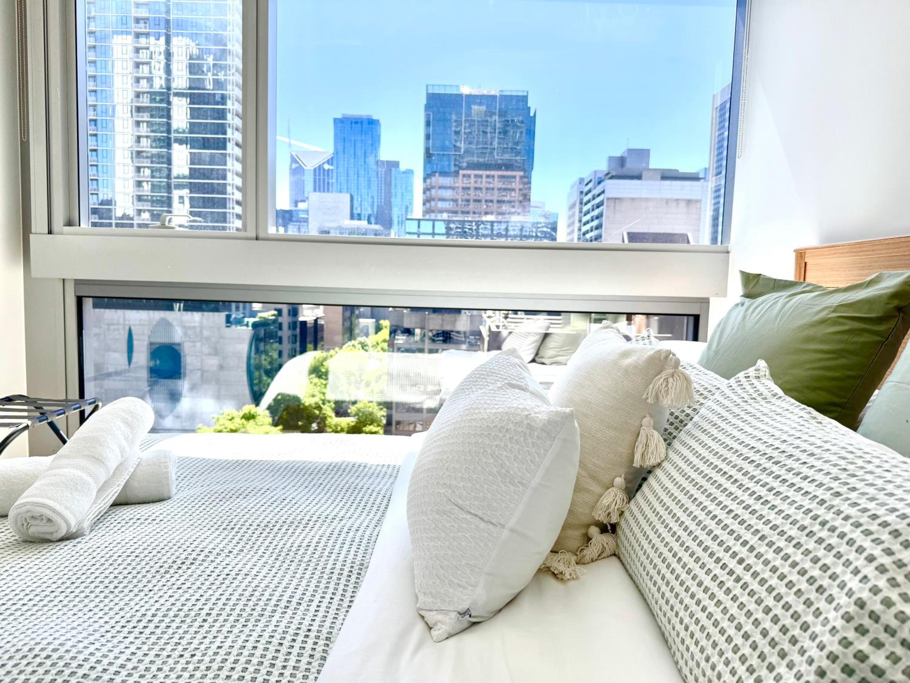 Central City Escape - Skyline Views, Pool & Parking