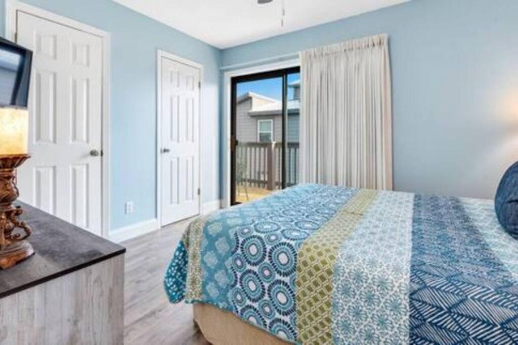 Dog Friendly 2 Bed Condo! Walk To Beach or Lagoon! view 2
