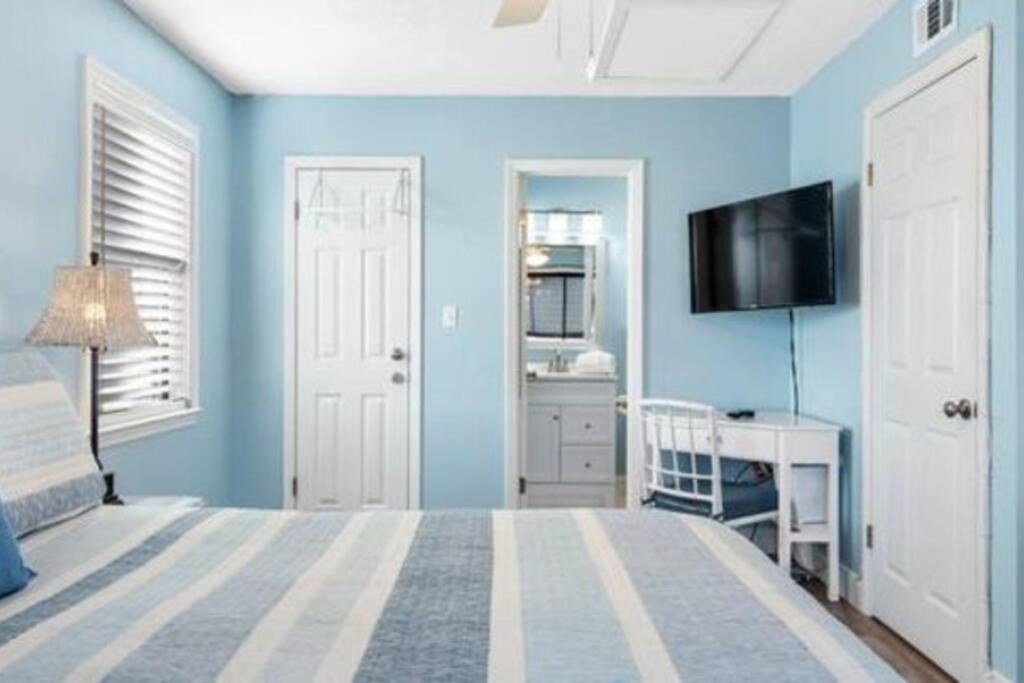 Dog Friendly 2 Bed Condo! Walk To Beach or Lagoon! view 3