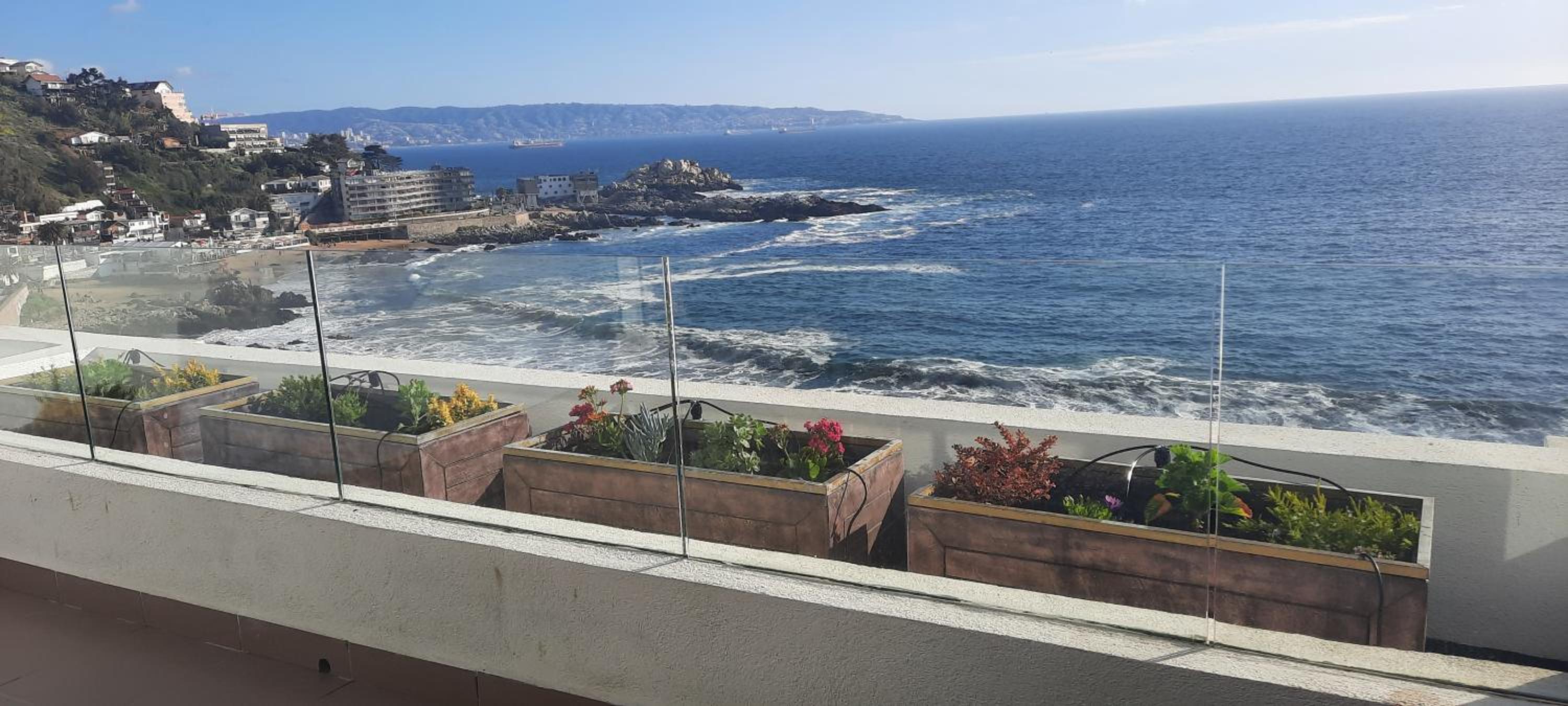 Depto equipado frente al mar. Excelente terraza