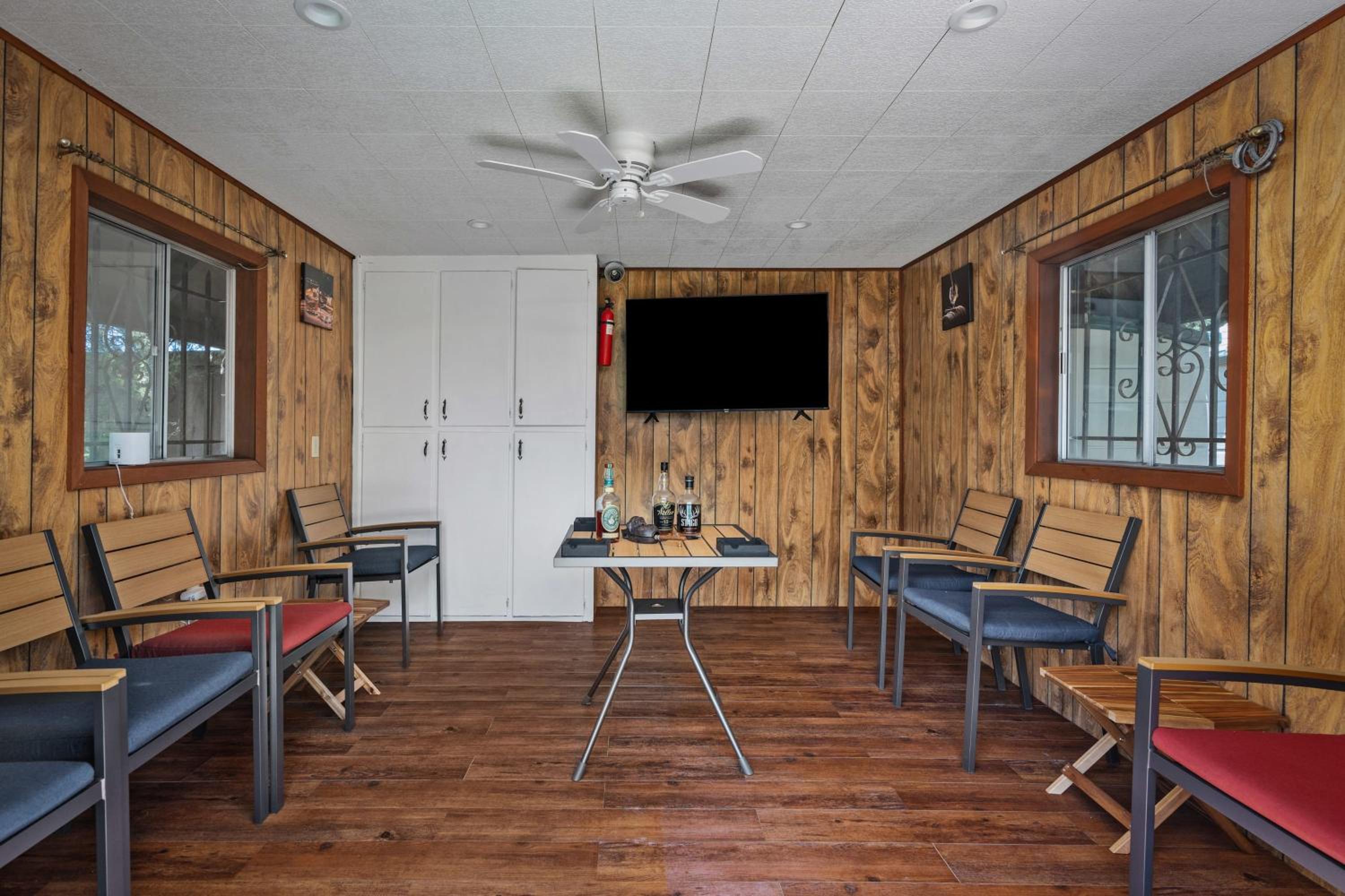 Luxury Wine Country Cigar Lounge King Suite BBQ view 5