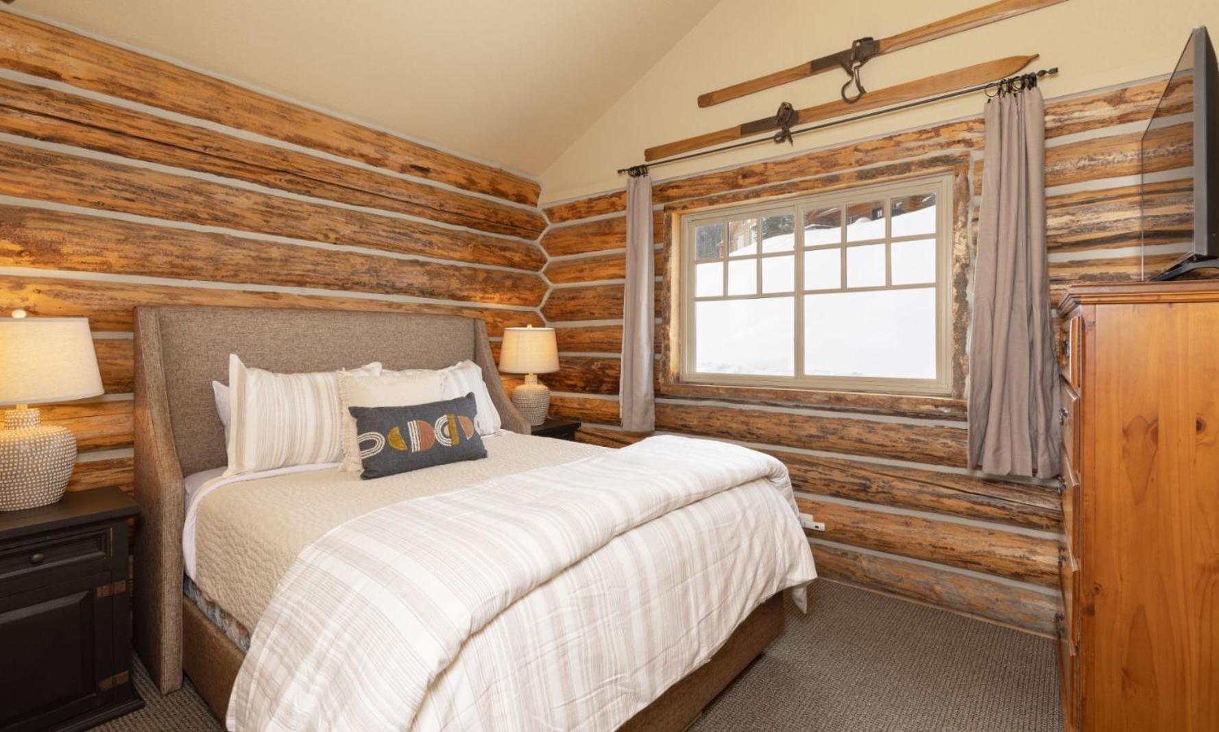 Cowboy Heaven Cabin 11 Bandit Way view 4