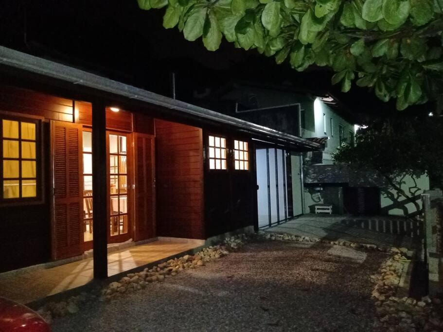 Praia tranquila para descansar Zimbros Bombinhas