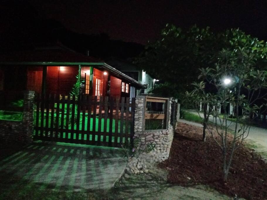 Praia tranquila para descansar Zimbros Bombinhas