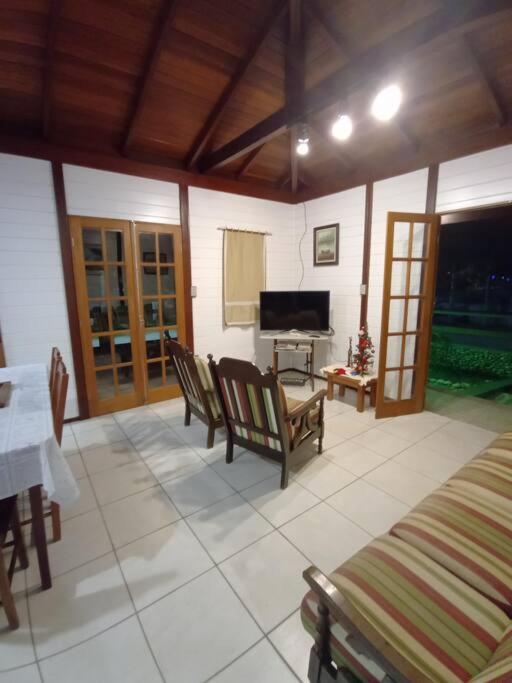 Praia tranquila para descansar Zimbros Bombinhas