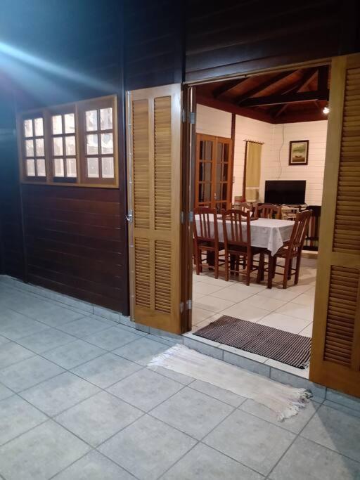 Praia tranquila para descansar Zimbros Bombinhas