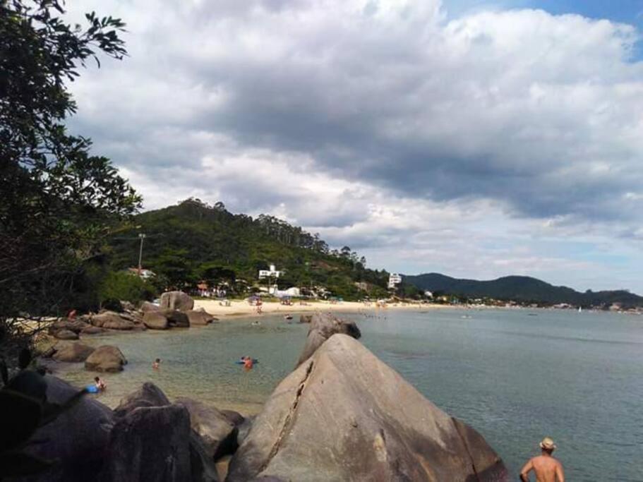 Praia tranquila para descansar Zimbros Bombinhas