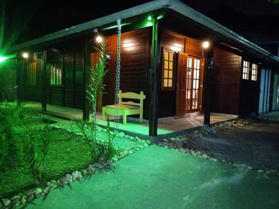 Praia tranquila para descansar Zimbros Bombinhas
