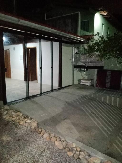 Praia tranquila para descansar Zimbros Bombinhas