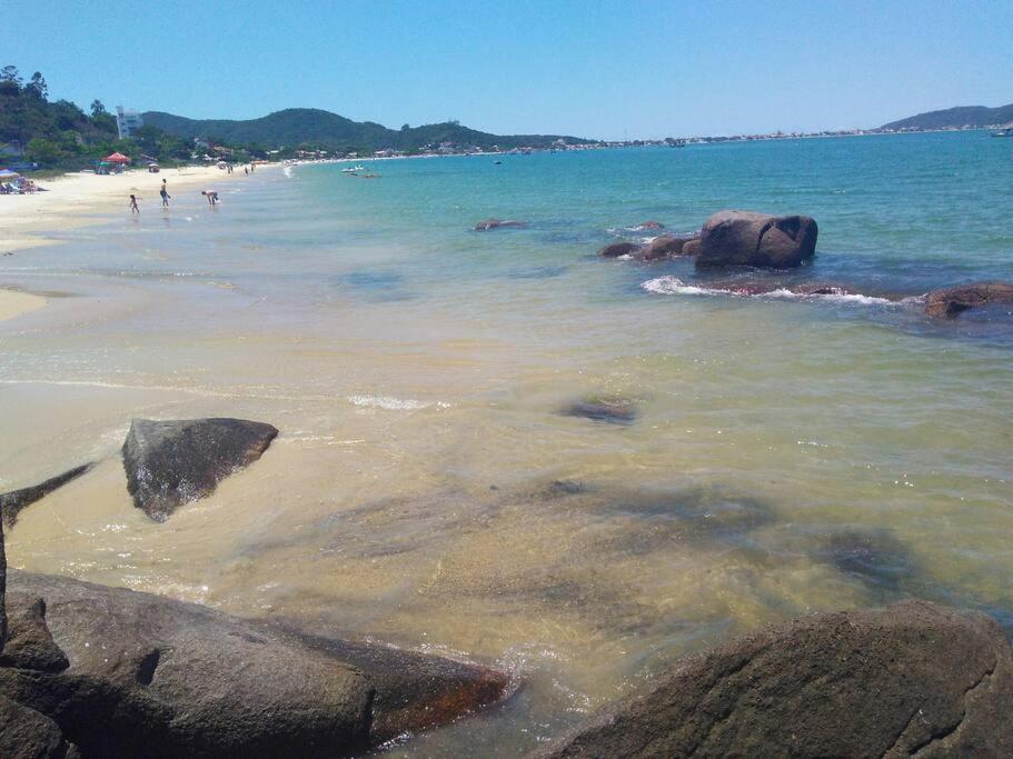 Praia tranquila para descansar Zimbros Bombinhas