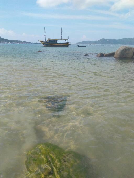 Praia tranquila para descansar Zimbros Bombinhas