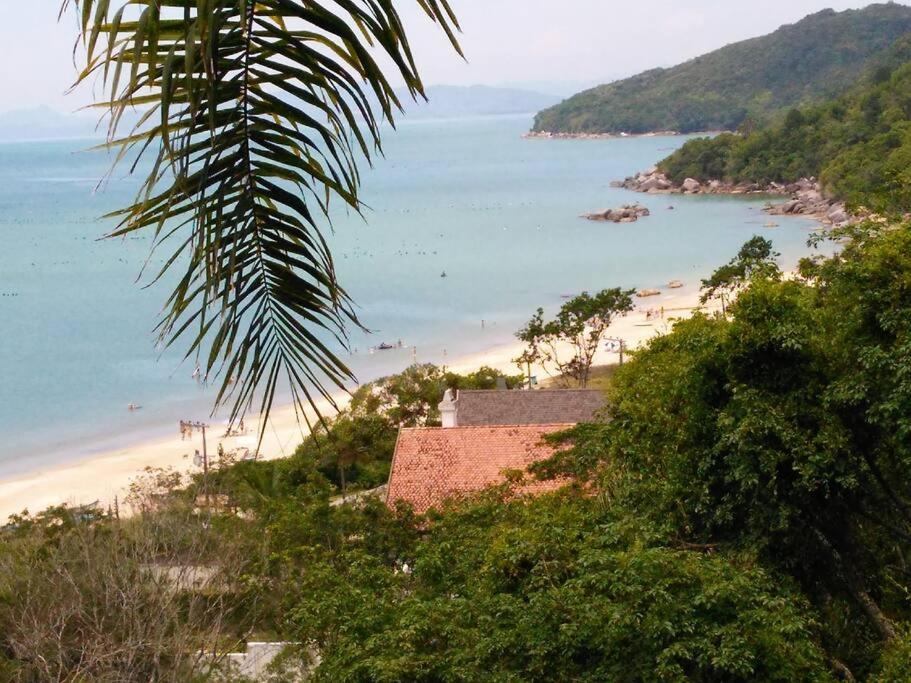 Praia tranquila para descansar Zimbros Bombinhas