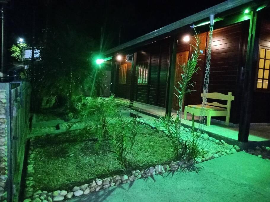 Praia tranquila para descansar Zimbros Bombinhas
