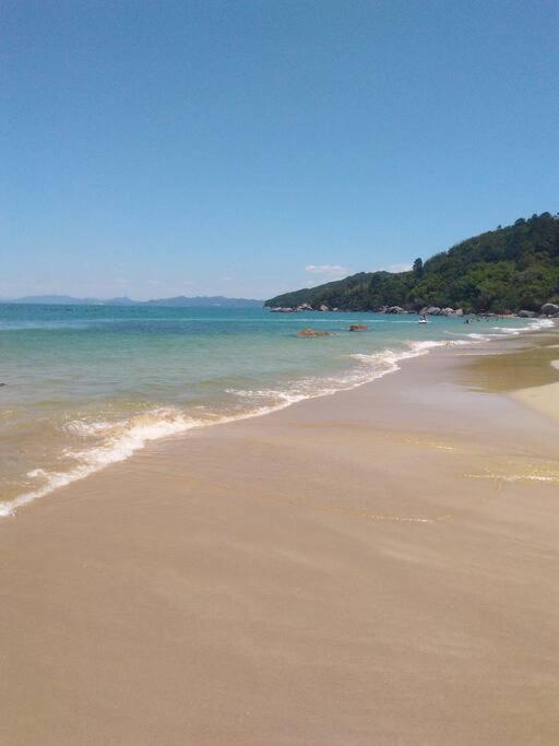 Praia tranquila para descansar Zimbros Bombinhas