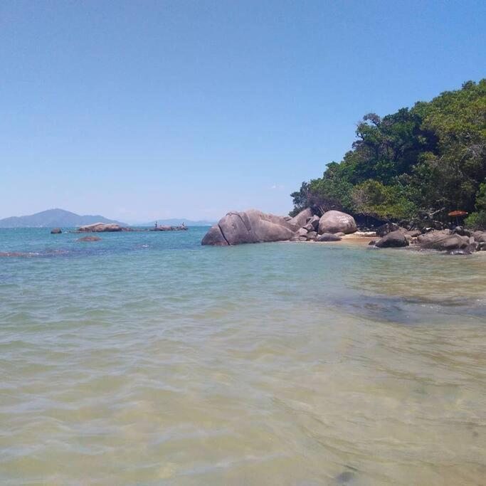 Praia tranquila para descansar Zimbros Bombinhas