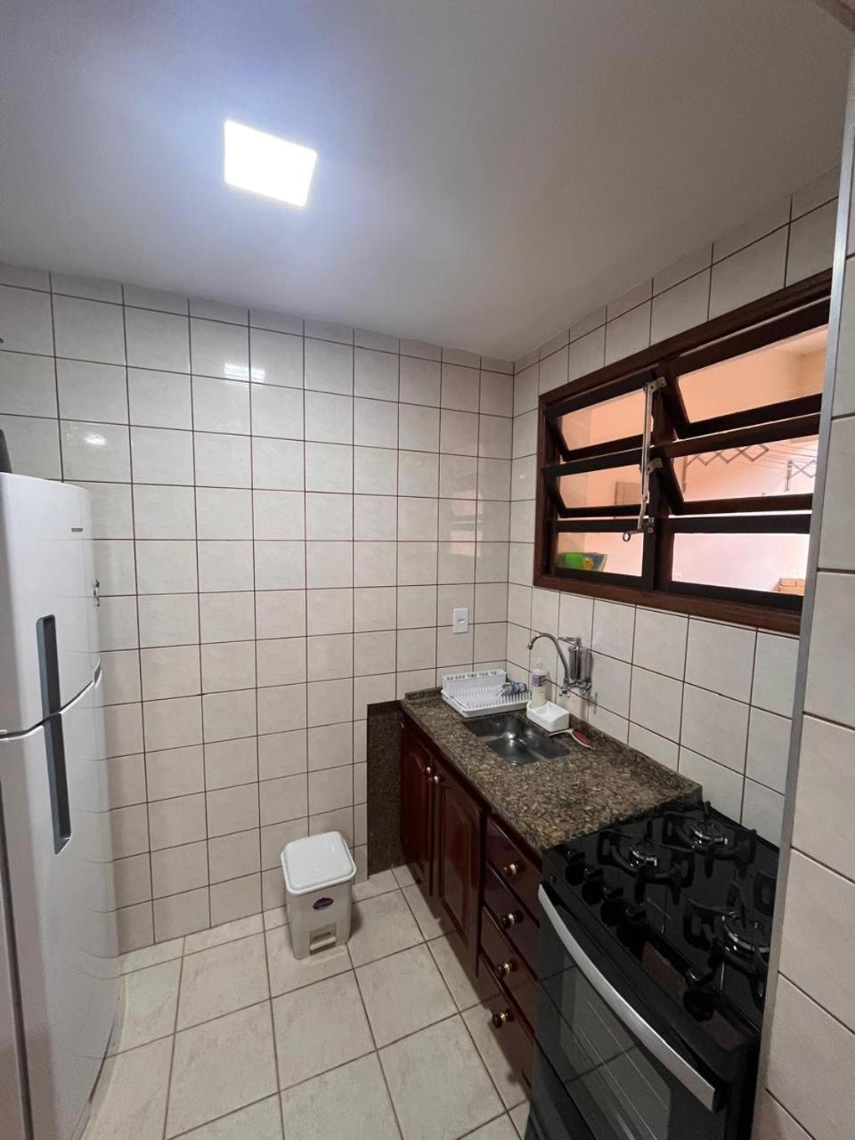 Entre Três Praias - Enseada 200m, Perequê Mirim 200m, Sta Rita 300m, Com Ar Condicionado e Churrasqueira