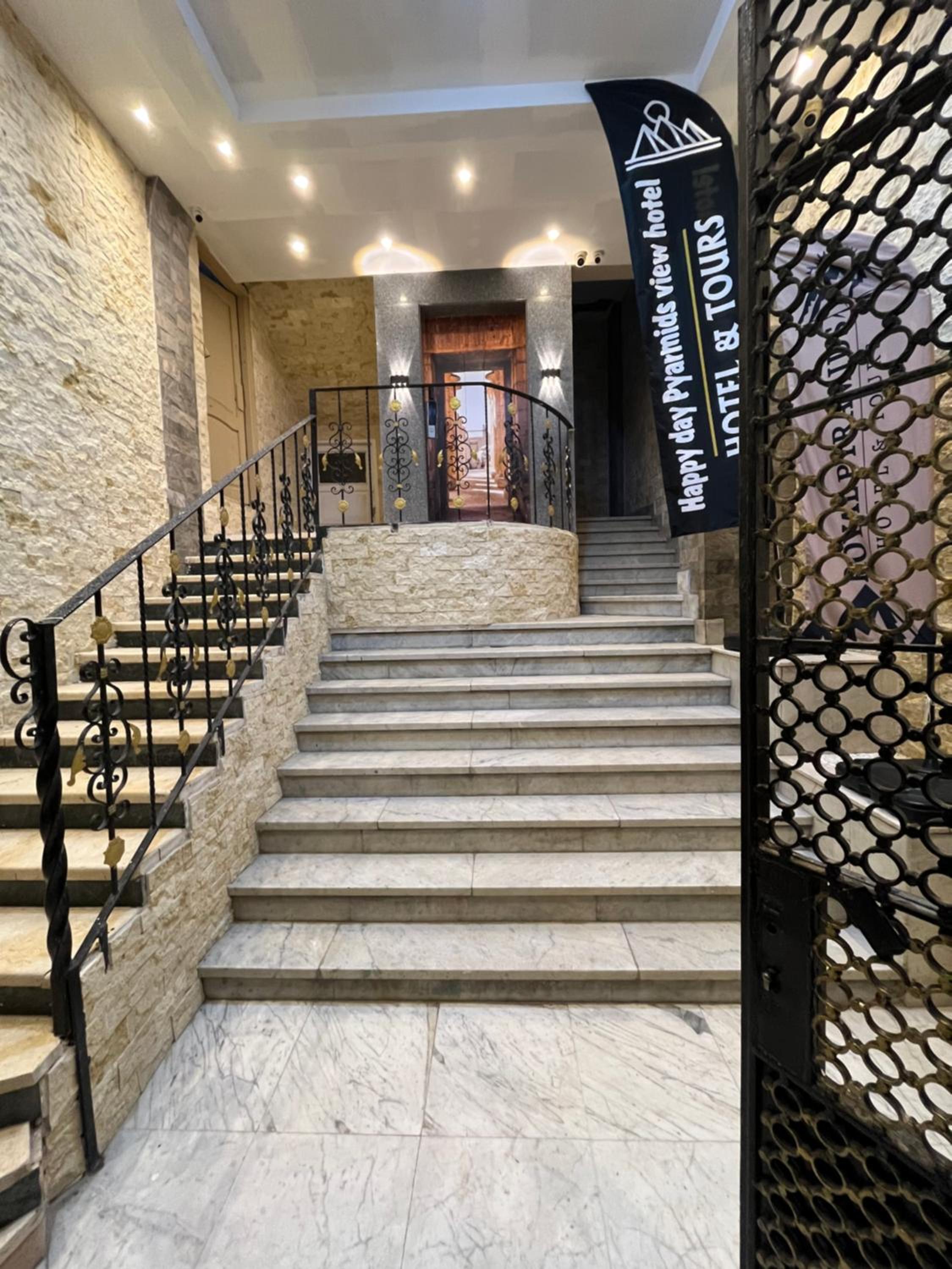 The pharaohs pyramids view apartment
