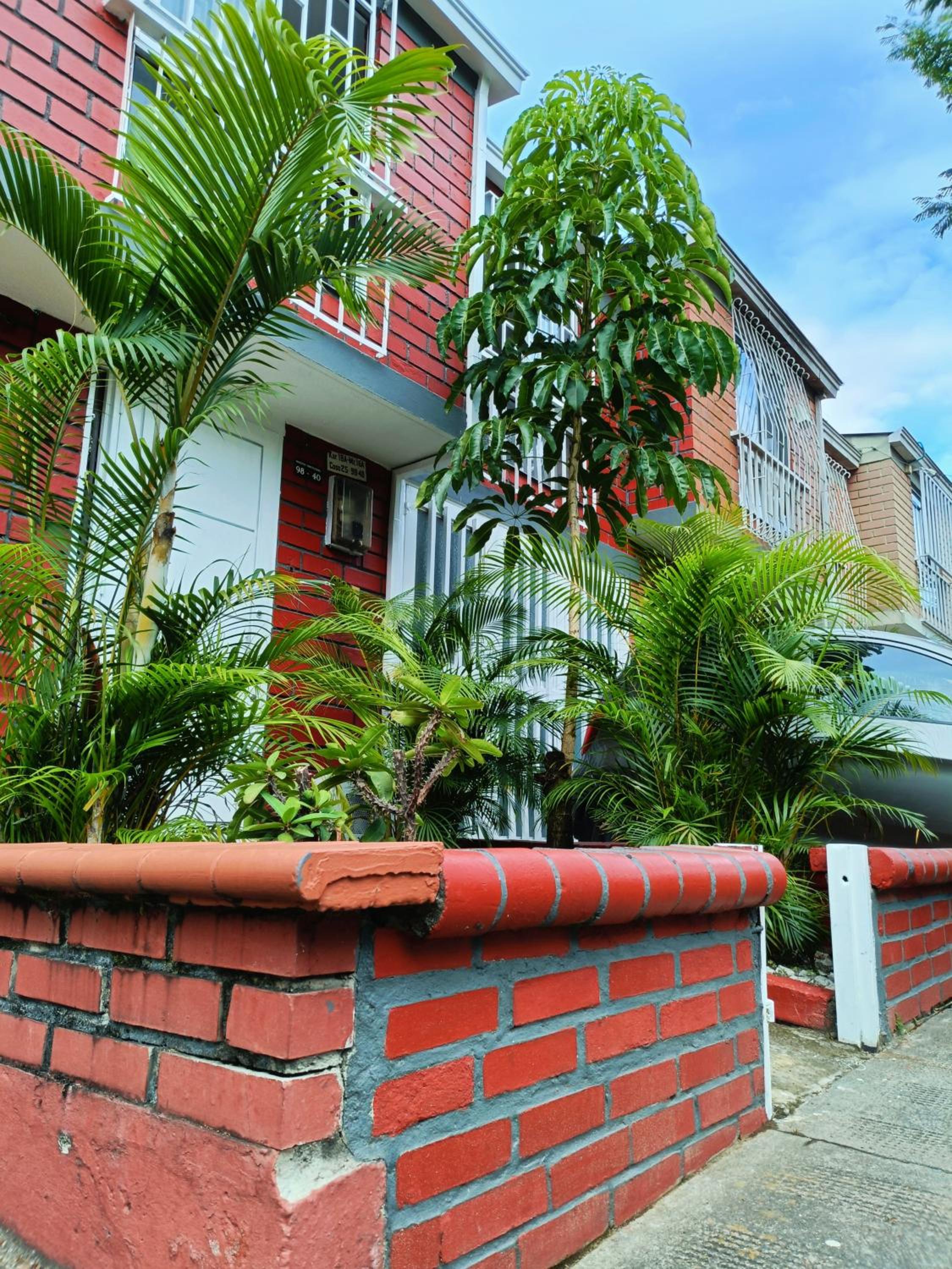 Casa Familiar 4 Habitaciones con Agua Caliente, WiFi y Patio - Acepta Mascotas