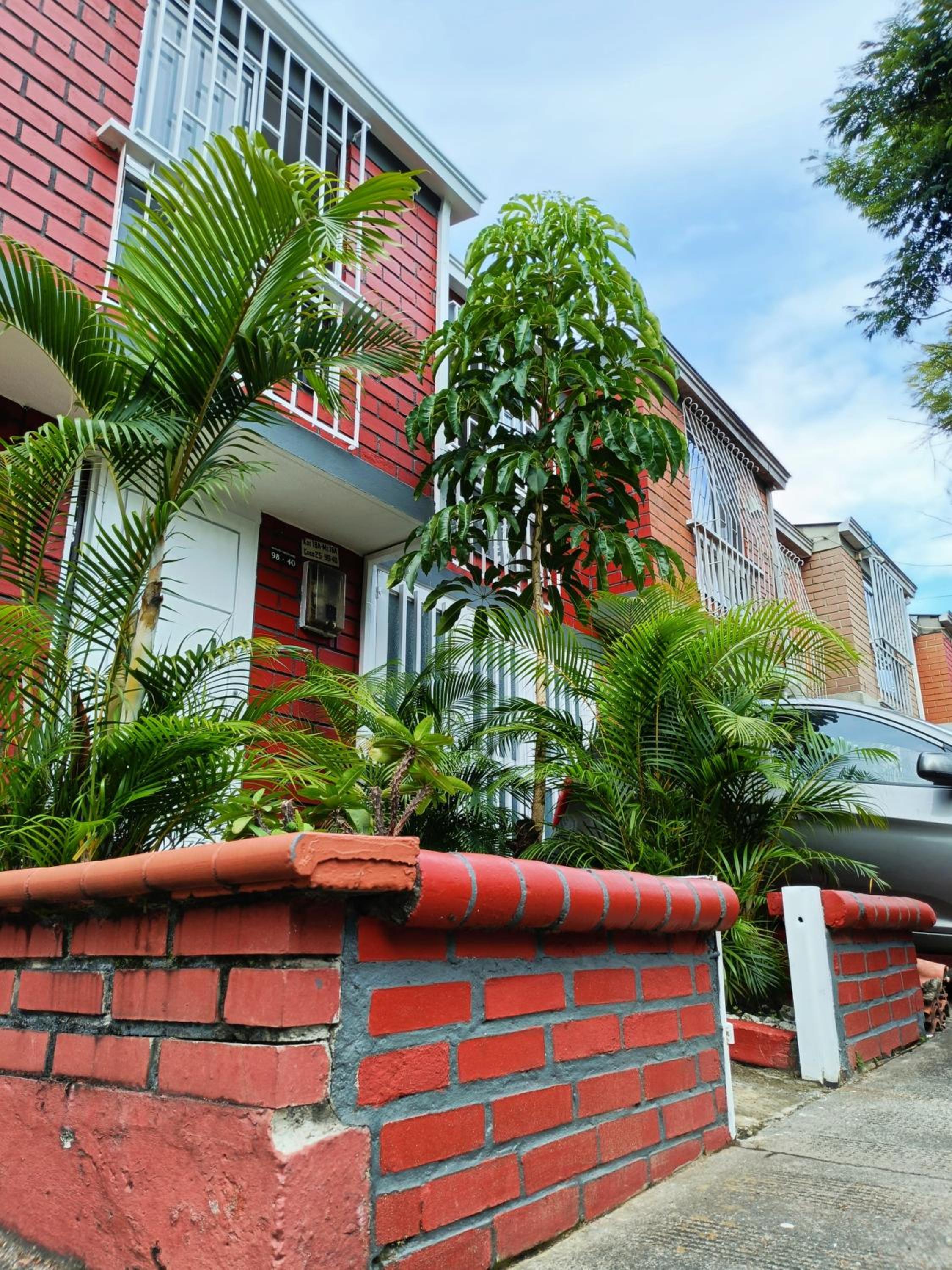 Casa Familiar 4 Habitaciones con Agua Caliente, WiFi y Patio - Acepta Mascotas