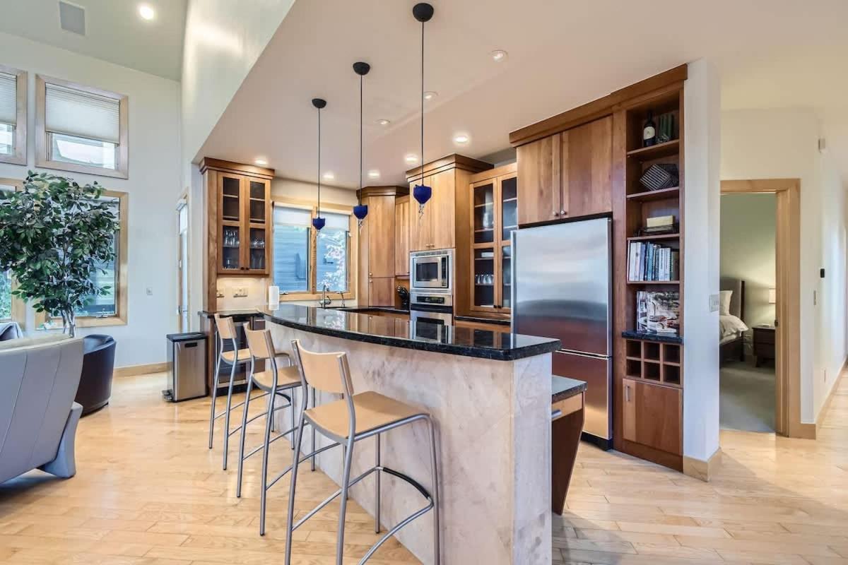 High-End 4BD Executive Retreat in Cherry Creek Family view 3