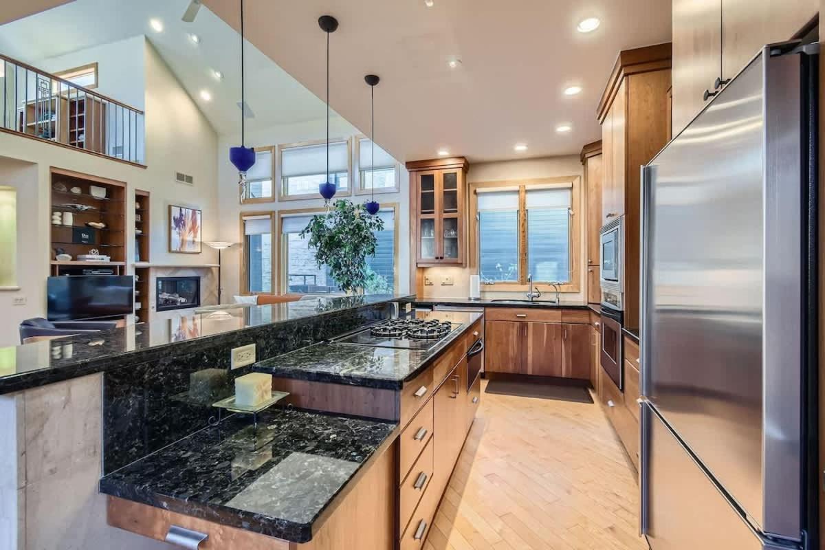 High-End 4BD Executive Retreat in Cherry Creek Family view 4