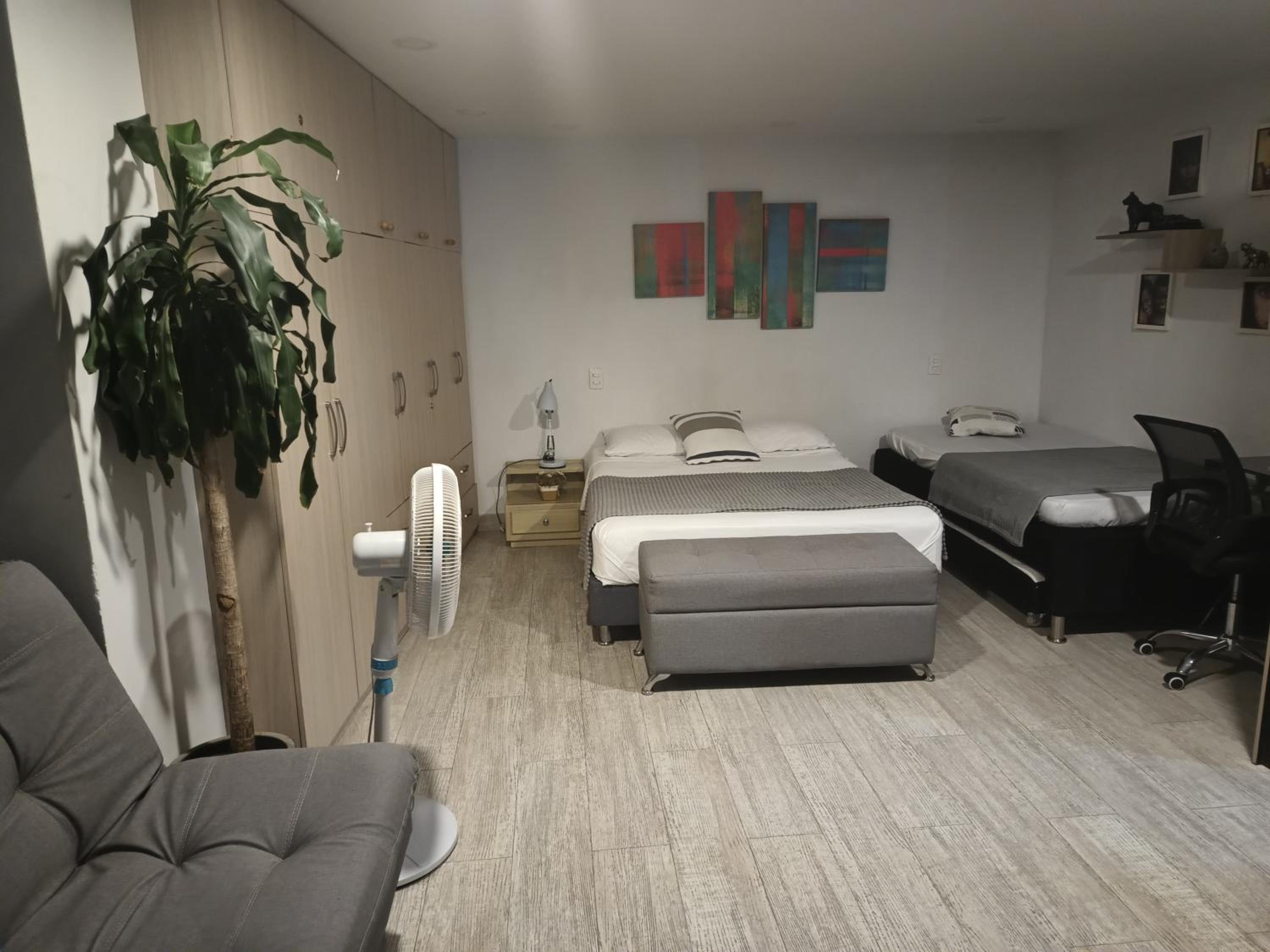 hasta 5 personas ApartaSuite Medellin Poblado