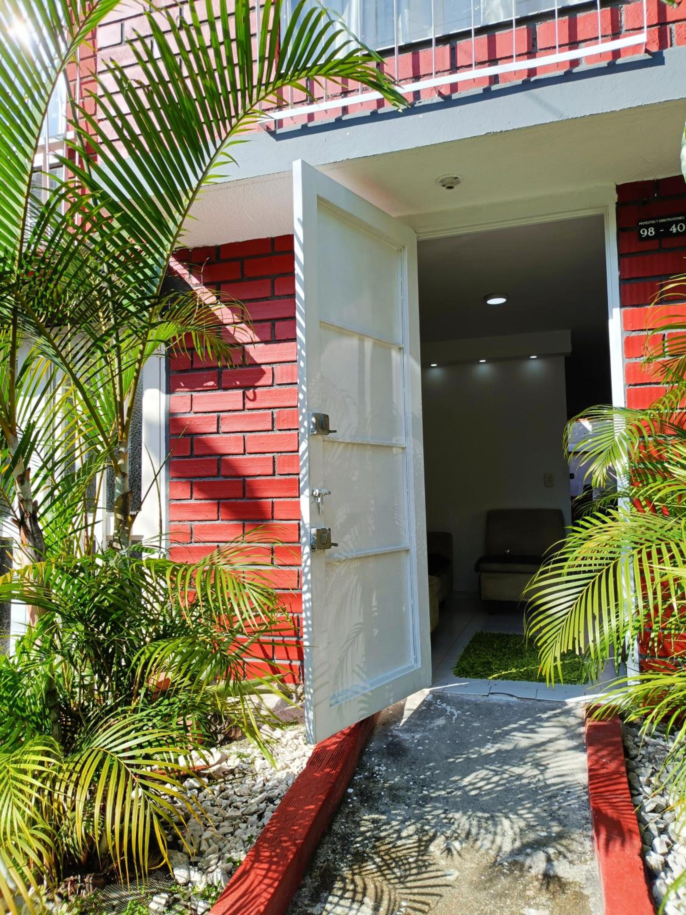 Casa Familiar 4 Habitaciones con Agua Caliente, WiFi y Patio - Acepta Mascotas