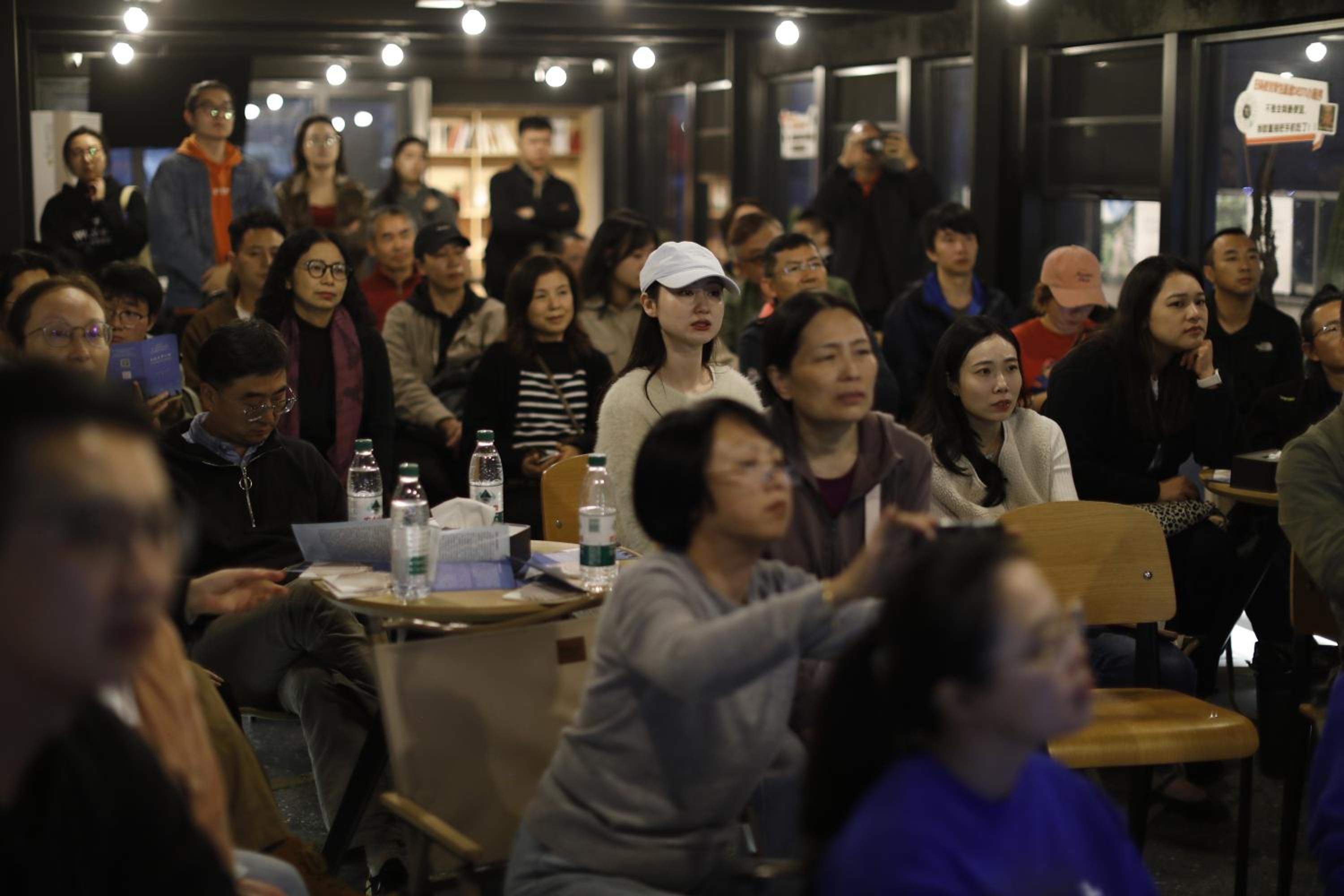 Chengdu Desti Youth Park Hostel TaiKooLi - Cafe& Bar& Luggage Storage& Large Public Area