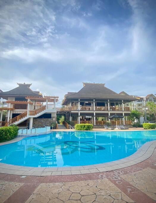 Minimalist Family 2BR Ground Floor Fast Wifi Free Pool beside SM Mall view 3