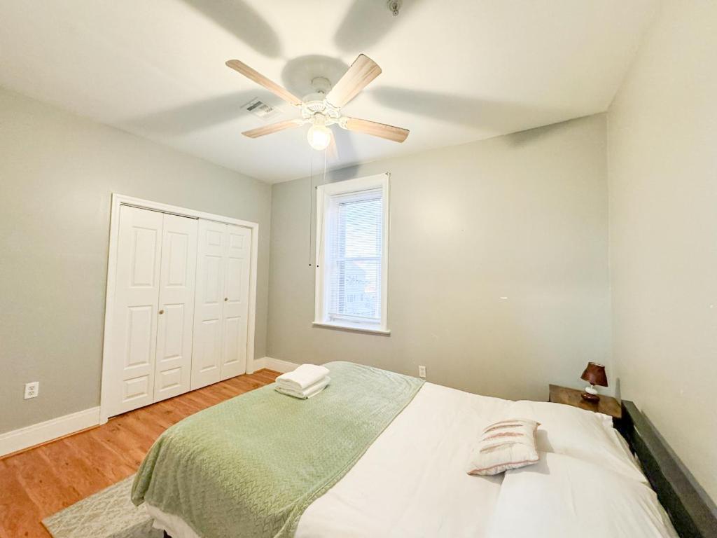 Photograph supplied for 3 bed 1 bath FREE parking near NYC