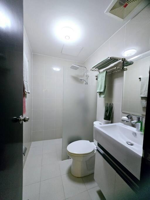Cozy 2BR 2BA 2 Balconies Manhattan Heights Cubao