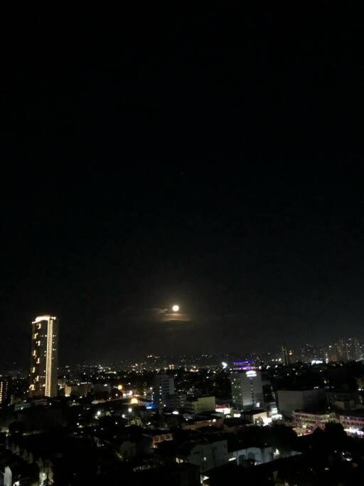 Cozy 2BR 2BA 2 Balconies Manhattan Heights Cubao