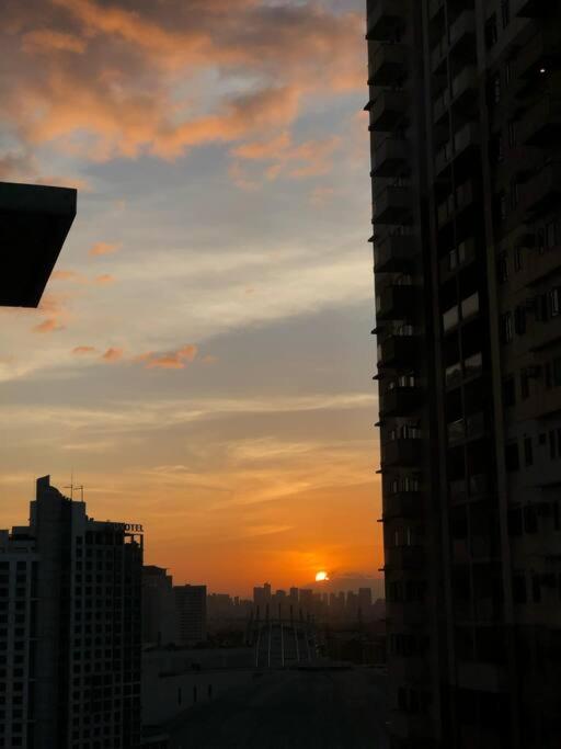 Cozy 2BR 2BA 2 Balconies Manhattan Heights Cubao