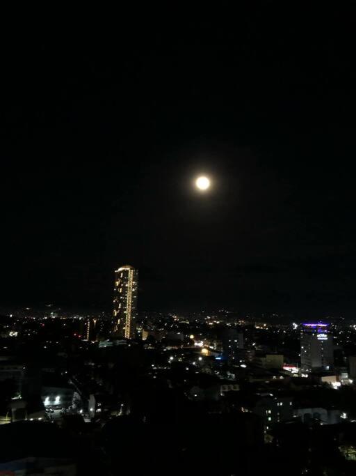 Cozy 2BR 2BA 2 Balconies Manhattan Heights Cubao