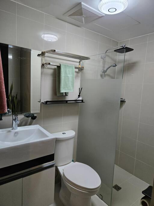 Cozy 2BR 2BA 2 Balconies Manhattan Heights Cubao