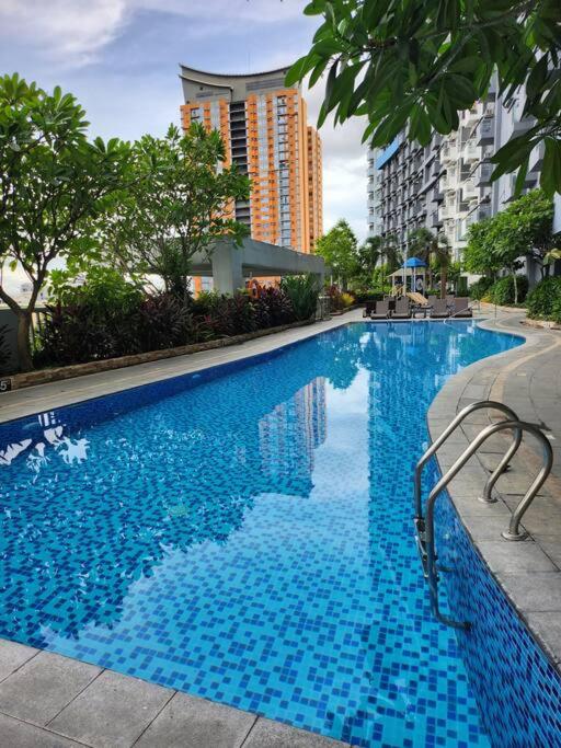Cozy 2BR 2BA 2 Balconies Manhattan Heights Cubao