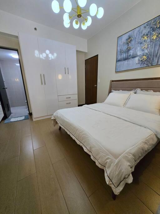 Cozy 2BR 2BA 2 Balconies Manhattan Heights Cubao