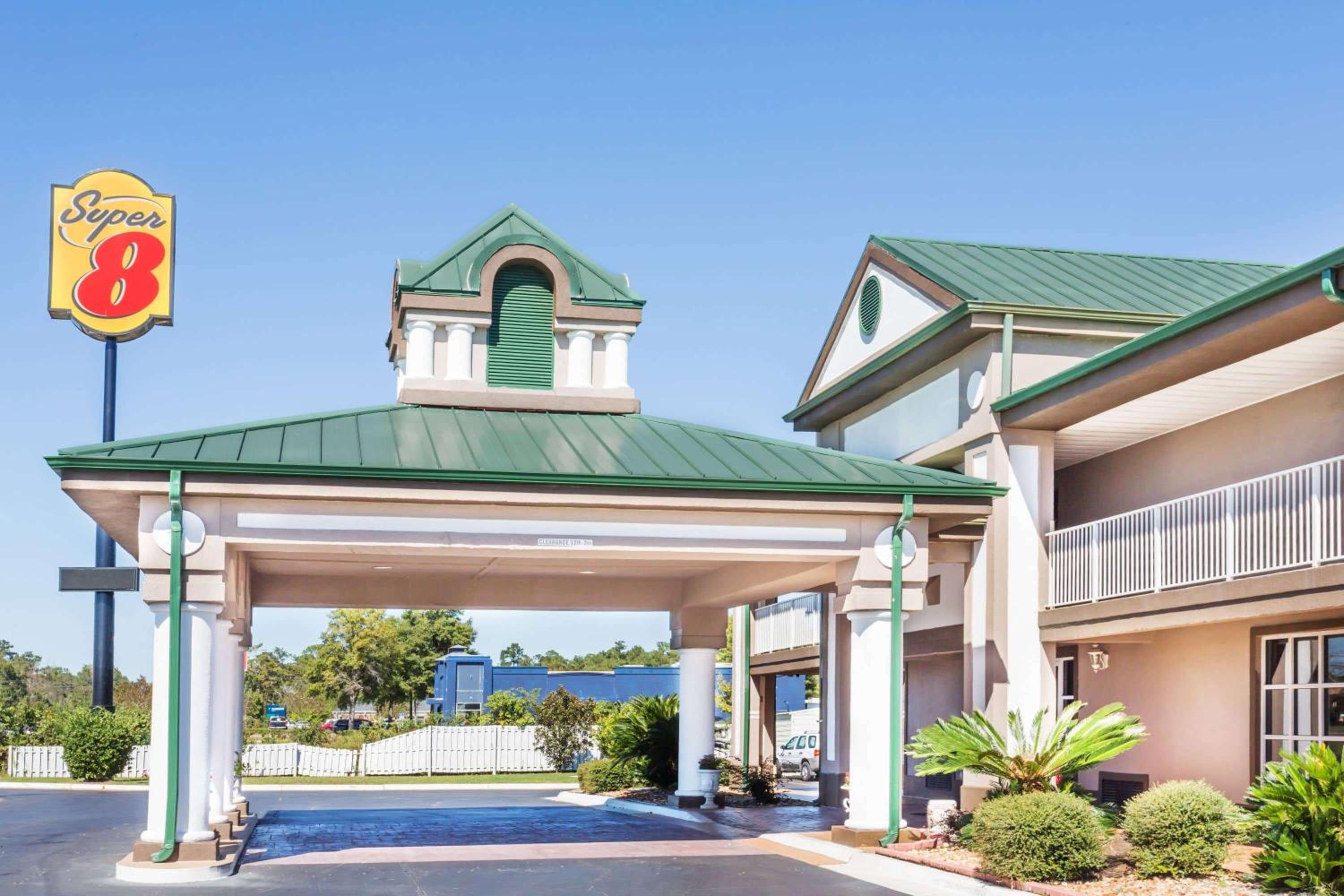 Marianna Vacations - Super 8 by Wyndham Marianna - Property Image 1