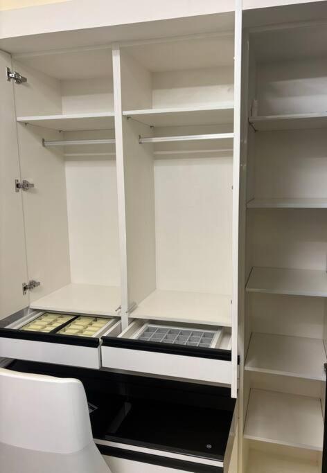 King Bed, Washer, Air Dry, Sauna, Gym & Pool Access, FAST Wi-Fi, Elegant Studio, Near Venice Grand Canal Mall, Walking Distance Britsh Embassy, 5 min drive