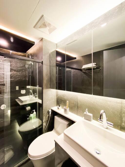 King Bed, Washer, Air Dry, Sauna, Gym & Pool Access, FAST Wi-Fi, Elegant Studio, Near Venice Grand Canal Mall, Walking Distance Britsh Embassy, 5 min drive