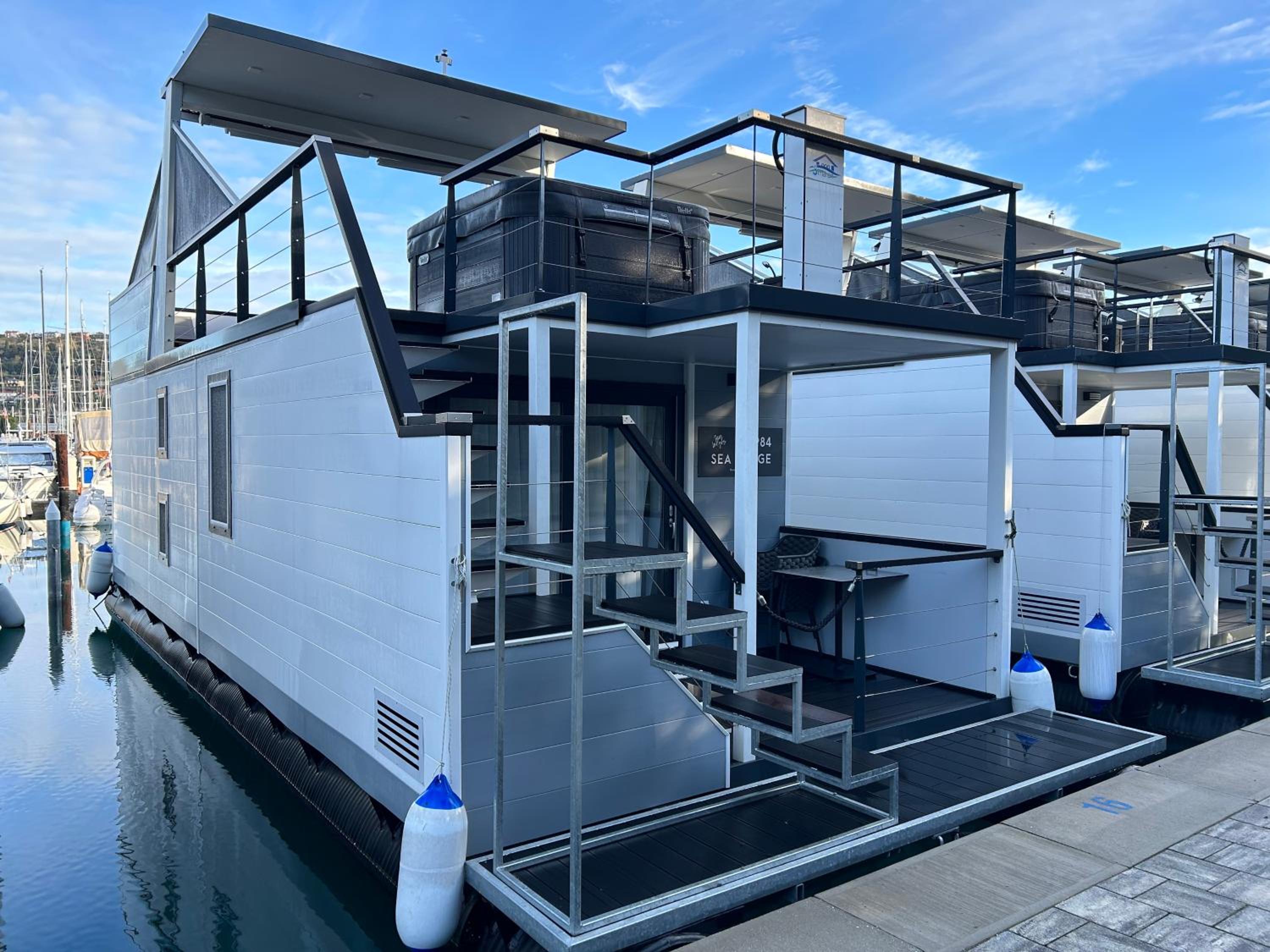 Floating House - MARINA PEARL view 4