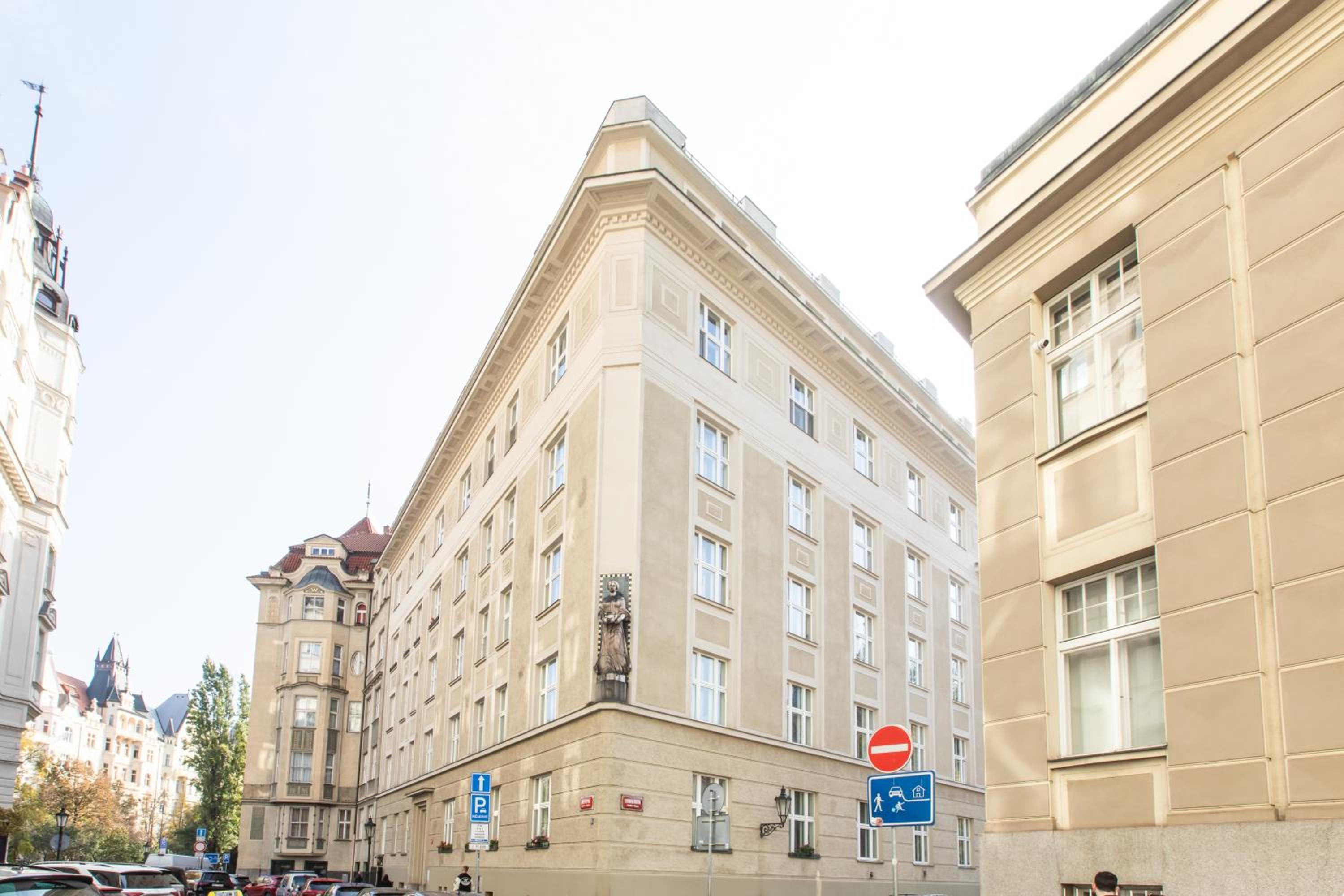 Prague Heart of Old Town Comfy Home 2BDR 2BATH
