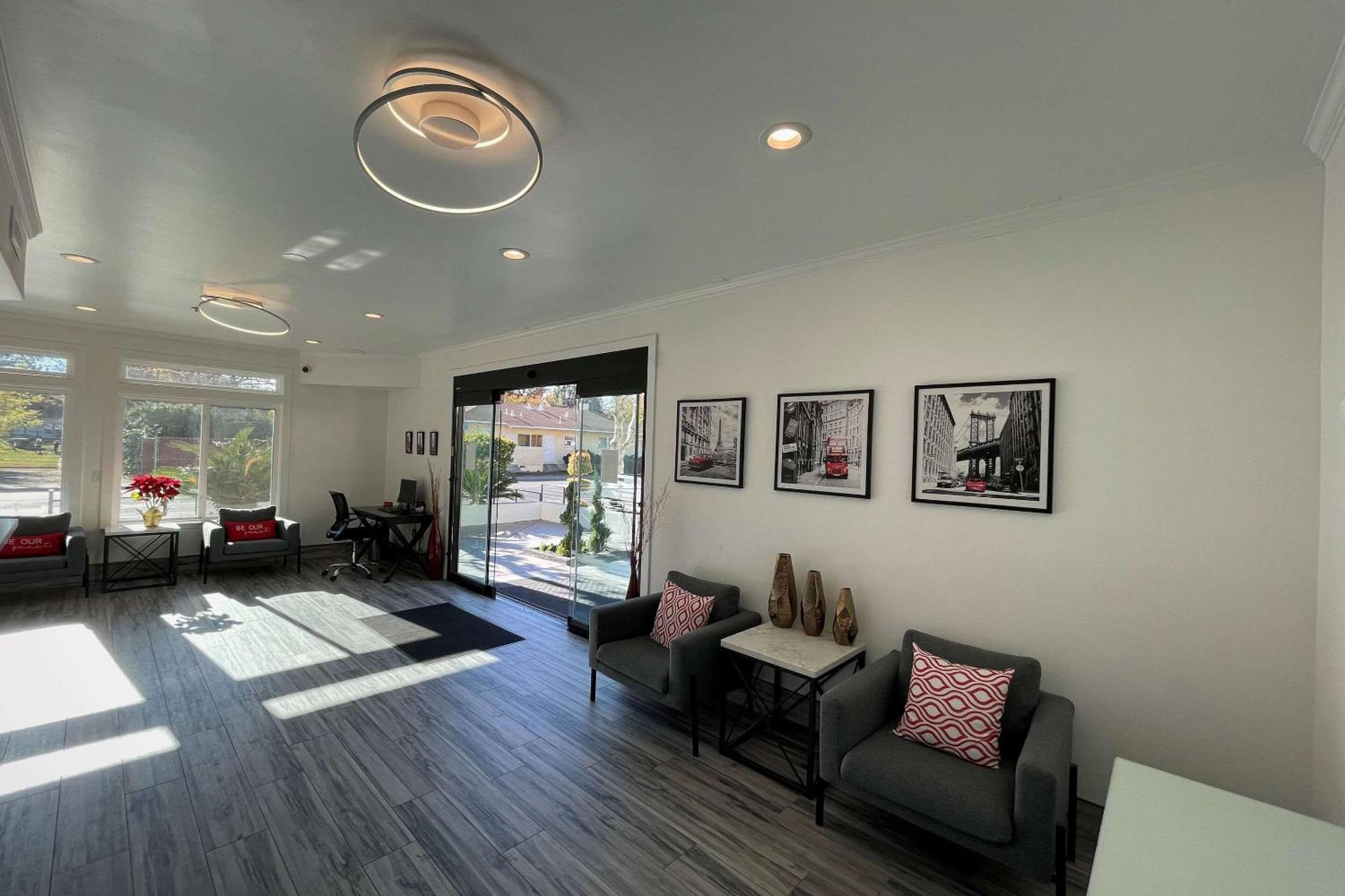 Aggie Inn, Ascend Hotel Collection - Property Image 2