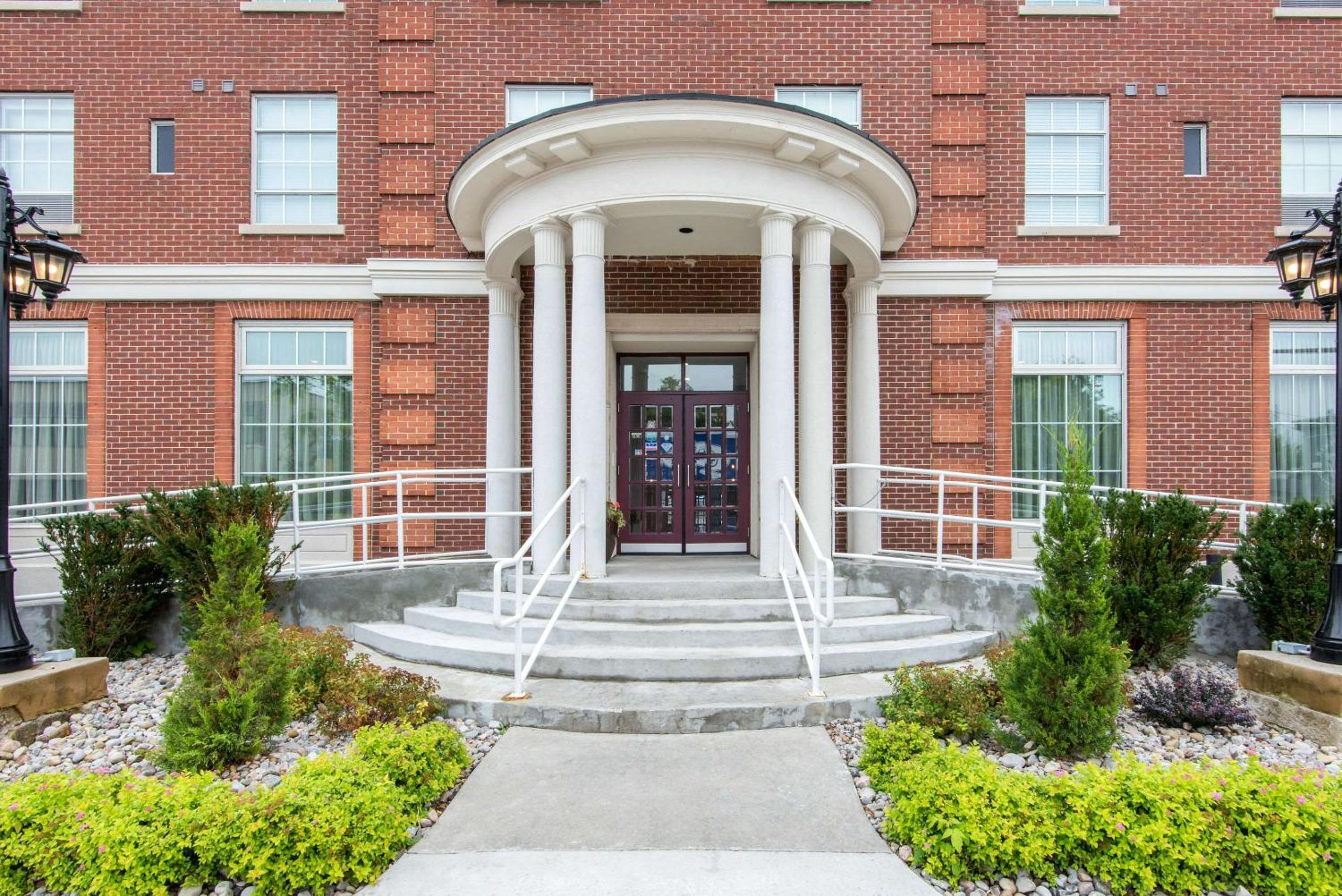 Orillia Vacations - The Champlain Waterfront Hotel Ascend Hotel Collection - Property Image 1