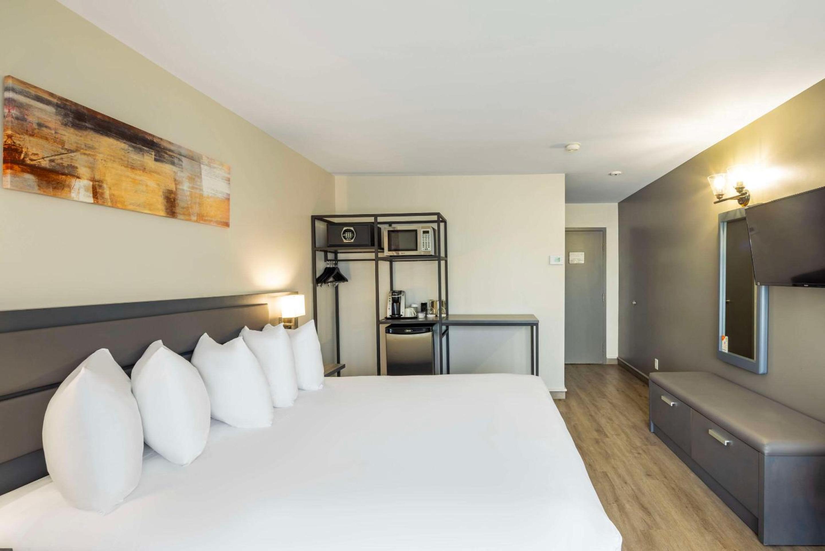 Trois-rivieres Vacations - Les Suites de Laviolette Ascend Hotel Collection - Property Image 8