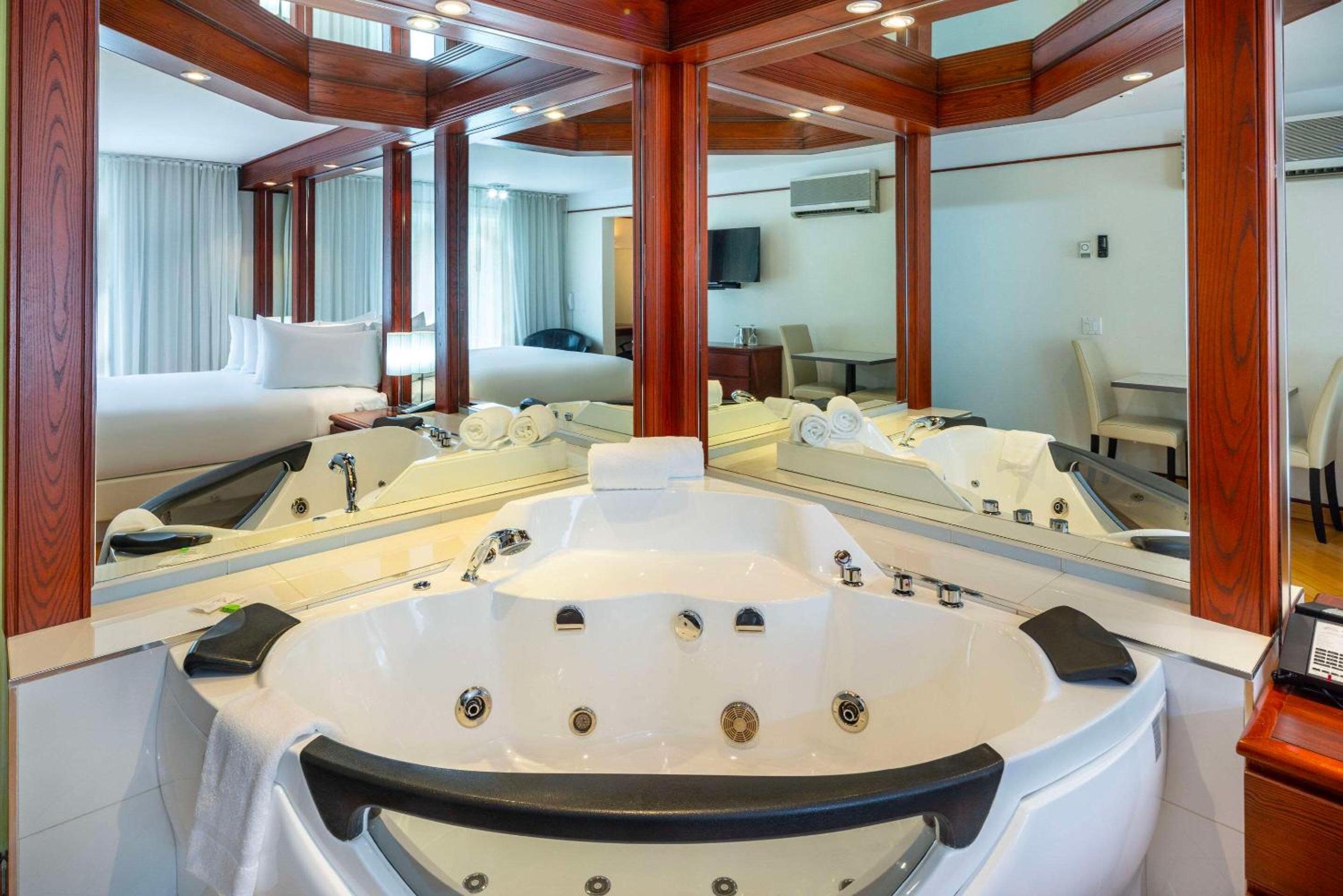 Trois-rivieres Vacations - Les Suites de Laviolette Ascend Hotel Collection - Property Image 12