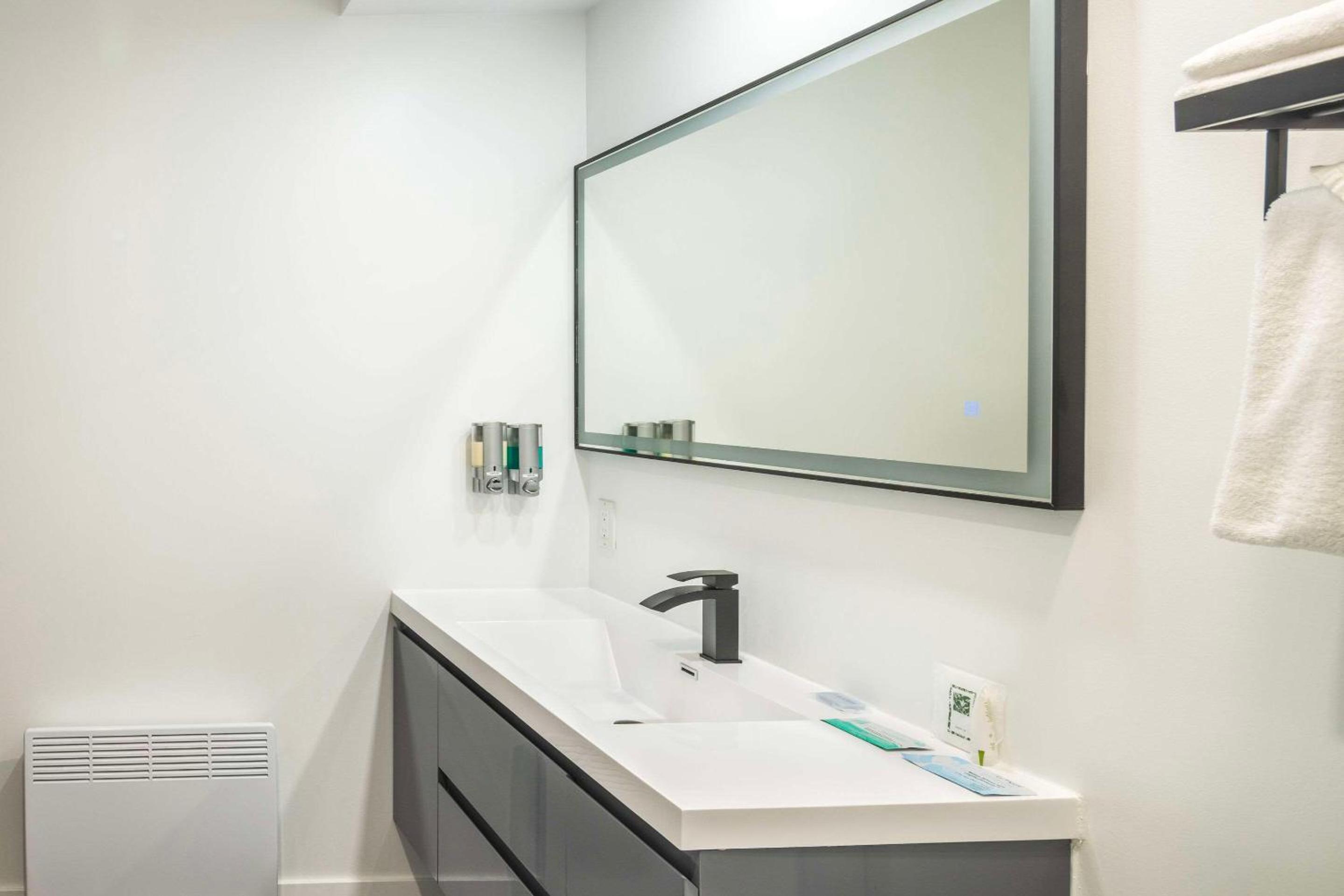 Trois-rivieres Vacations - Les Suites de Laviolette Ascend Hotel Collection - Property Image 59