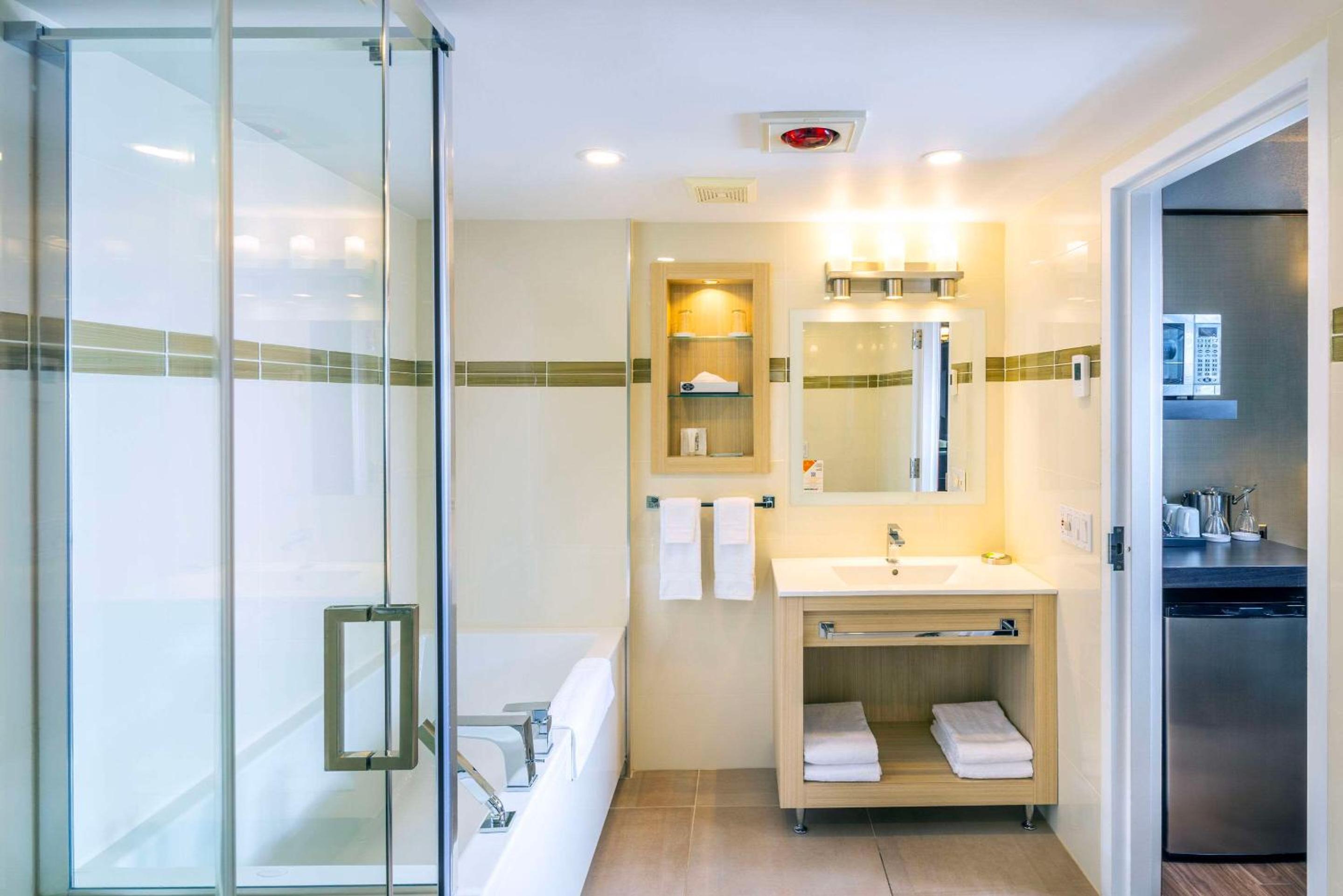 Trois-rivieres Vacations - Les Suites de Laviolette Ascend Hotel Collection - Property Image 60