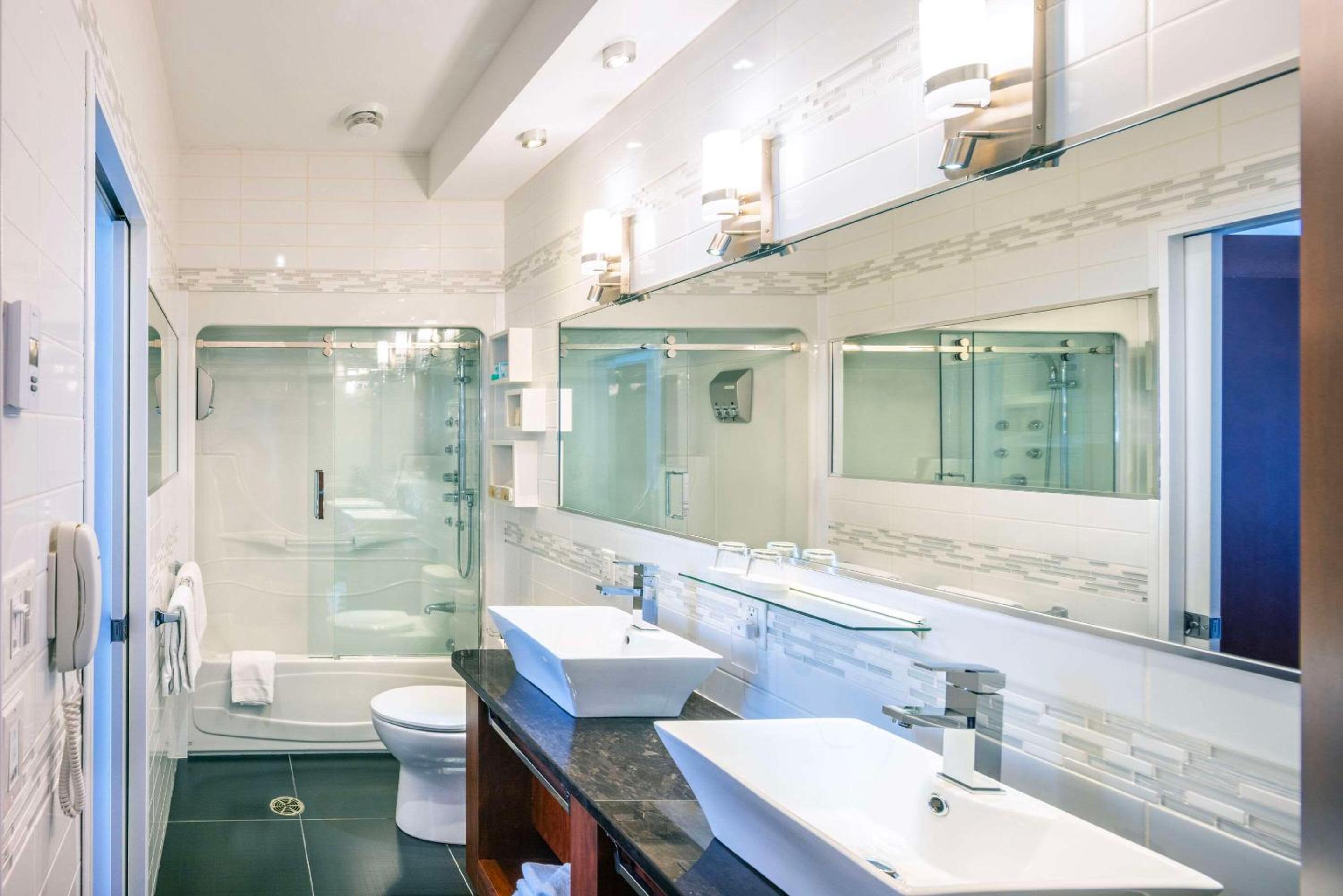 Trois-rivieres Vacations - Les Suites de Laviolette Ascend Hotel Collection - Property Image 61
