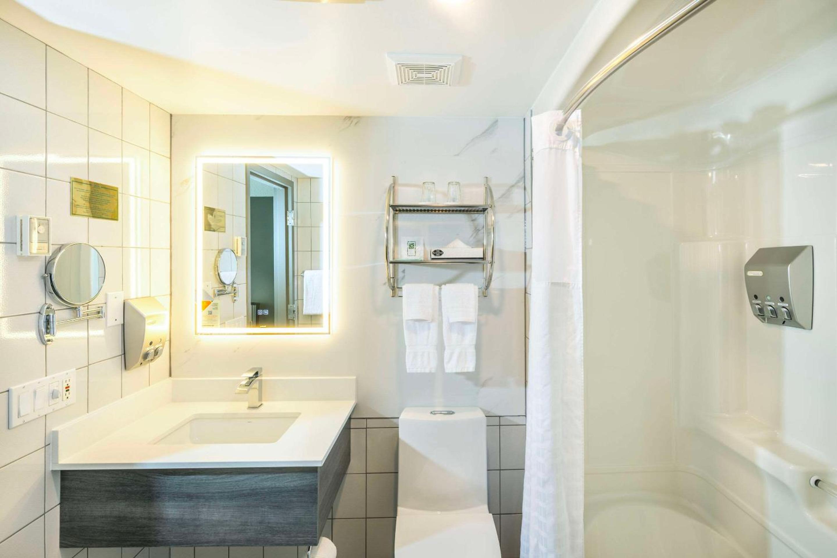 Trois-rivieres Vacations - Les Suites de Laviolette Ascend Hotel Collection - Property Image 64